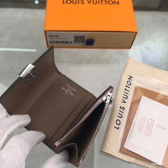LOUIS WALLET VUITTON CAPUCINES XS 0125